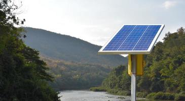 panel fotovoltaico, nueva tecnología para almacenar y utilizar la energía de la naturaleza con la vida humana, la energía sostenible y el concepto de amigo del medio ambiente. foto