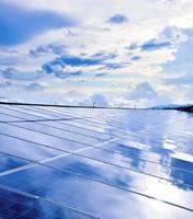 panel fotovoltaico, nueva tecnología para almacenar y utilizar la energía de la naturaleza con la vida humana, la energía sostenible y el concepto de amigo del medio ambiente. foto