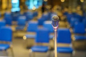 micrófono sobre la reunión del foro de personas de negocios, micrófono en la sala de reuniones en la mesa con enfoque selectivo, micrófono de primer plano para los antecedentes de la presentación del discurso del orador, concepto de capacitación en conferencias foto