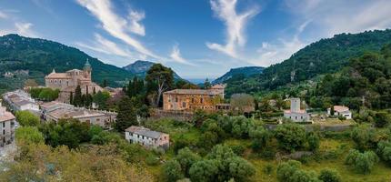 vista panorámica aérea del pueblo de valdemossa en mallorca foto