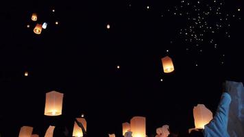 lanterne galleggianti o mongolfiere durante il festival loy krathong a chiang mai thailandia - attività del festival turistico preferito locale del concetto di regione della thailandia settentrionale video