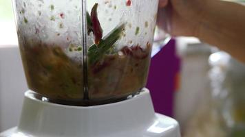 primo piano di preparare o cucinare cibo tradizionale tailandese in cucina - concetto di processo di produzione alimentare tailandese video