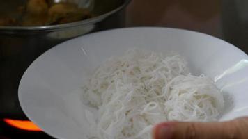 Nahaufnahme der Zubereitung oder des Kochens traditioneller thailändischer Speisen in der Küche - thailändisches Lebensmittelherstellungsprozesskonzept video