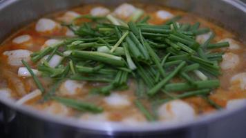 closeup de preparar ou cozinhar comida tailandesa tradicional na cozinha - conceito de processo de fabricação de comida tailandesa video