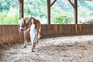 niña con un caballo foto