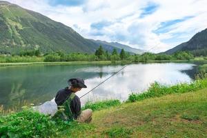 pescado en un lago de montaña foto