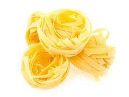 Nido fettuccine pasta italiana aislado sobre fondo blanco. foto