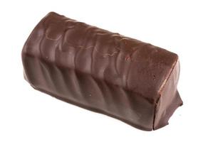 Barra de requesón rota con chocolate aislado en blanco foto