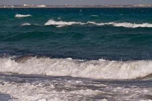 olas del mar en el mar mediterráneo foto