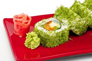 rollo vegetariano japonés con eneldo y verduras foto