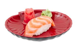 sesión de estudio de sushi japonés vaki con salmón sobre fondo blanco foto