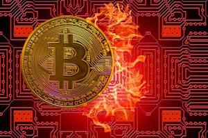 quemando bitcoin único valioso dorado de la moneda criptográfica con un tablero rojo en la parte posterior foto