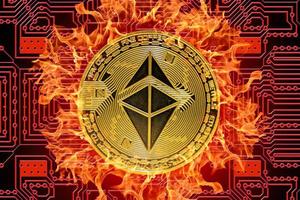 moneda de éter única valiosa de oro ardiente de la moneda criptográfica ethereum con un tablero rojo en el medio de fondo foto