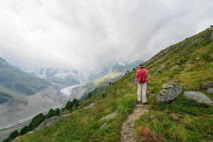 mujer jubilada durante un paseo por las altas montañas foto