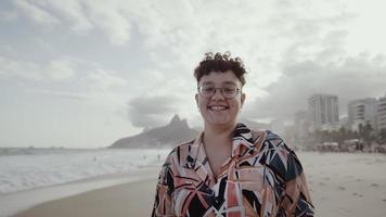 joven latina, famosa playa de río de janeiro, brasil. vacaciones de verano latino. foto