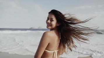 joven latina, famosa playa de río de janeiro, brasil. vacaciones de verano latino. foto