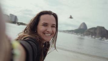 joven latina, famosa playa de río de janeiro, brasil. vacaciones de verano latino. foto