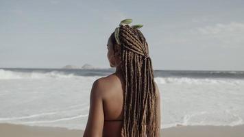 joven latina, famosa playa de río de janeiro, brasil. vacaciones de verano latino. foto