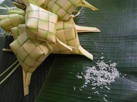 ketupat en indonesia es una especie de forma de cocinar arroz insertando arroz en una hoja de coco que tiene forma de diamante. luego al vapor. muy famoso en indonesia. generalmente aparece en eid al-fitr. foto