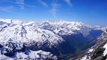 paisaje del valle de las montañas nevadas de titlis en suiza, europa foto