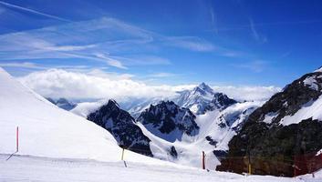 titlis montañas nevadas y niebla foto