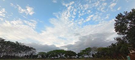 paisaje de pueblo con árboles verdes y cielo azul foto