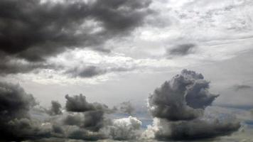 imagen del cielo de nubes blancas en un día caluroso foto