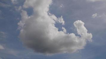 imagen del cielo de nubes blancas en un día caluroso foto