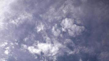 imagen del cielo de nubes blancas en un día caluroso foto
