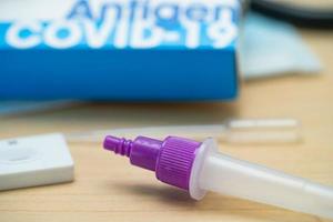 conjunto de kit de prueba de antígeno de saliva para verificar el uso del coronavirus covid-19 en el hogar. foto
