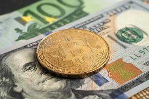 bitcoin de oro en billetes de dólar estadounidense para el intercambio electrónico mundial de dinero virtual, blockchain, criptomoneda foto