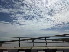 foto de la vista del cielo y la baranda del puente