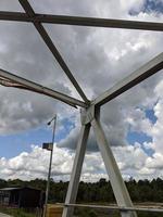 foto del cielo y la barandilla del puente de la carretera del eje