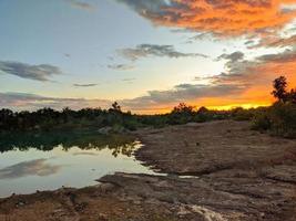 disfruta de una hermosa y pacífica vista del atardecer junto al lago foto