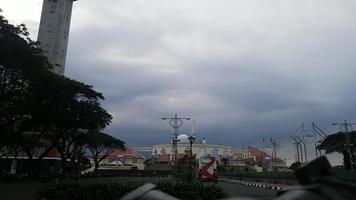 lapso de tempo da grande mesquita ou vista de masjid agung jawa tengah video