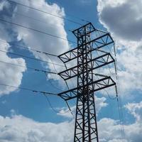 torre de esquina de transmisión eléctrica de alto voltaje. foto