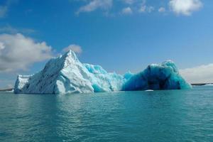 iceberg azul turquesa brillante flotando en el agua fría azul del mar del norte.jpg foto