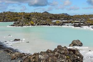 laguna de agua termal azul en área geotérmica en islandia foto