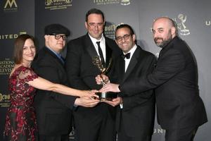 los angeles, 28 de abril - ganador del emmy diurno creativo en la 44a entrega de premios emmy diurnos creativos en el auditorio cívico de pasadena el 28 de abril de 2017 en pasadena, ca foto