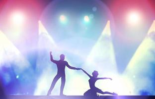 un par de bailarines en una pose de baile elegante y apasionada en las luces del club foto