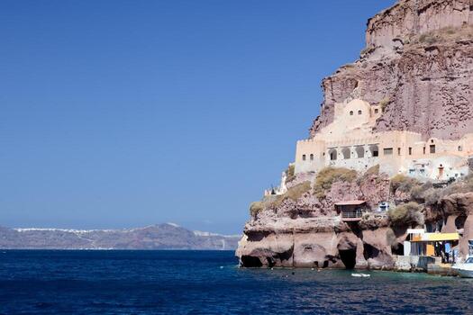 edificio antiguo en el puerto de fira, la capital de la isla de santorini foto