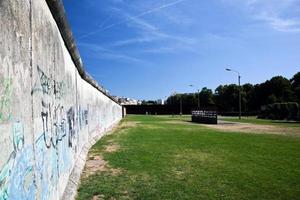 berlín, alemania, 2022 - memorial del muro de berlín con graffiti. foto