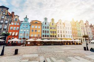 viejos edificios de viviendas coloridos ubicados en gdansk foto