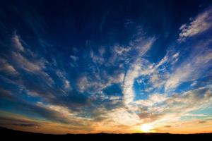 espectacular cielo del atardecer sobre las colinas de toscana, italia. foto