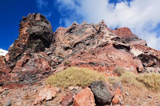 acantilado y rocas volcánicas de la isla de santorini, grecia. ver en la caldera foto