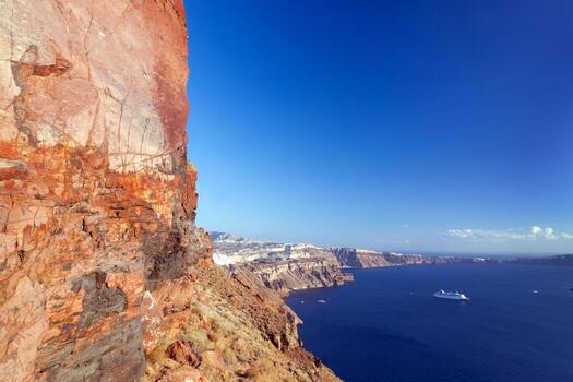 acantilado y rocas volcánicas de la isla de santorini, grecia. ver en la caldera foto