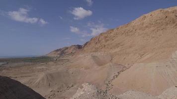 pan van uitgestrekt landschap van qumran westoever israël video