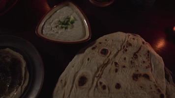 tafel gedekt met naan brood tzatziki en hummus met olijfolie video