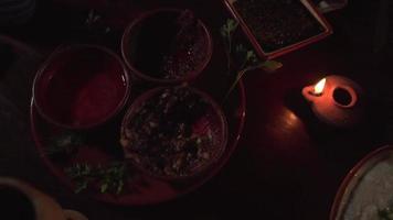 Gewürze und Kräuter in Schalen auf dem Tisch im Kerzenlicht video