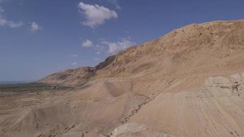 Pan lenta da formação rochosa do sítio arqueológico de Qumran na Cisjordânia Israel video